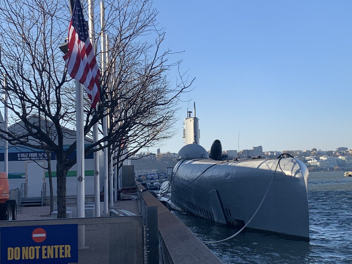 OFFOFFNYTOURS's tweet photo. イントレピッド空母の横には潜水艦もあり、入場できます。 https://t.co/vX59Vz2Axr