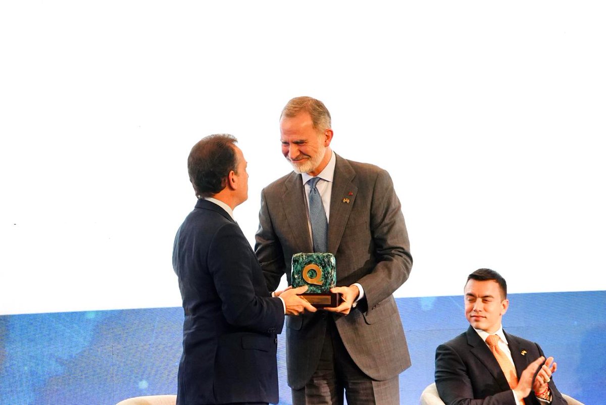 Felicitamos al @micmrd por obtener la Placa de Oro del Premio Iberoamericano de la Calidad 2024. 

Enhorabuena al ministro <a href="/itobisono/">Ito Bisonó</a> y el equipo que le acompaña. Aliados nuestros de vinculación de la industria local y el Estado. 

#AIRENRD #micmrd