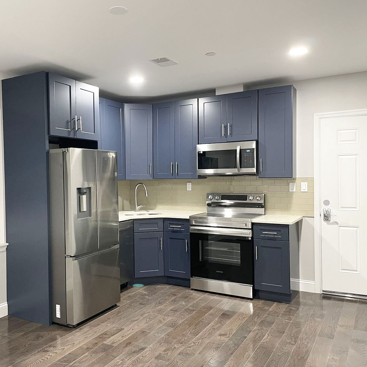 WoodConcept_001's tweet photo. Dive into a kitchen that feels like a breath of fresh ocean air! 🌊💙Could you see yourself cooking in this coastal oasis?
#WoodConcept #ElementOcean #ShakerStyle #BlueCabinetry https://t.co/j3DjtW4VWq