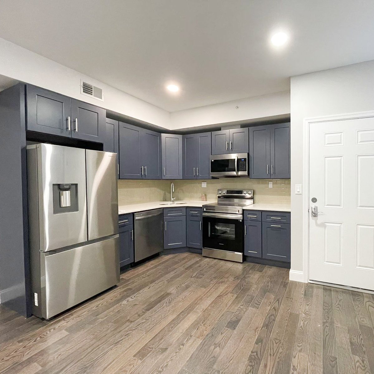 WoodConcept_001's tweet photo. Dive into a kitchen that feels like a breath of fresh ocean air! 🌊💙Could you see yourself cooking in this coastal oasis?
#WoodConcept #ElementOcean #ShakerStyle #BlueCabinetry https://t.co/j3DjtW4VWq