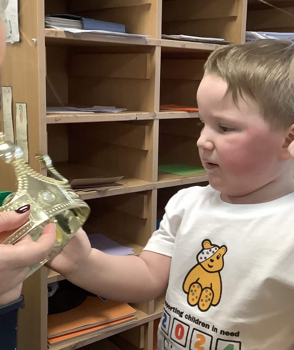 Gwaith Wow Meithrin you have all sparkled bright in another week of learning! Congratulations to this week’s Queen and King of the week.