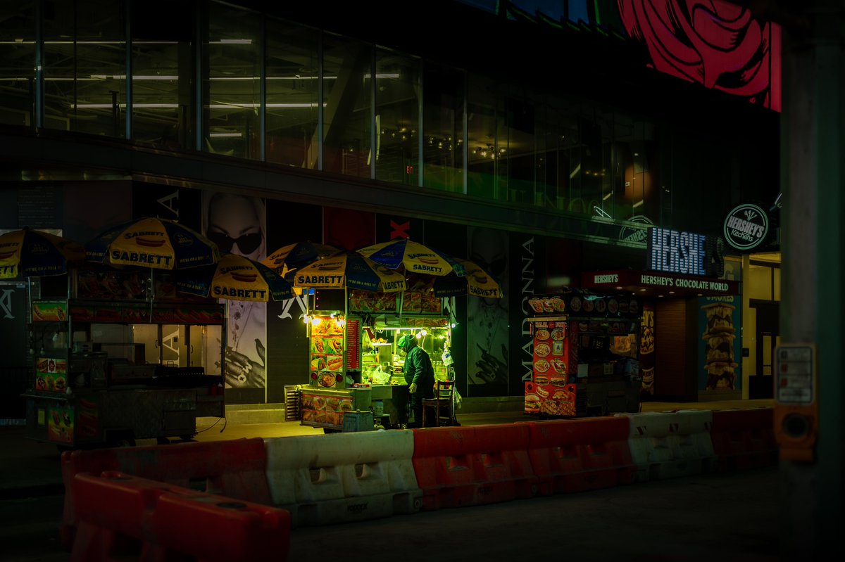 thejoecardamone's tweet photo. “Hustling”

Late nights aren't only for the parties or tourists. They're also for those working and hustling to make a living, the people making their livelihood in the city that never sleeps.

3 SOL // https://t.co/Qxk3TmIEpW https://t.co/P1TEJORY02