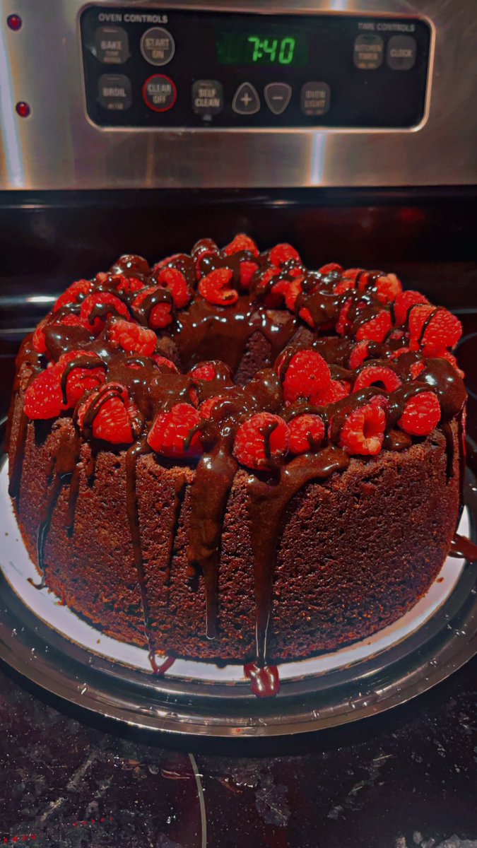 Kjeeezy_'s tweet photo. Order your thanksgiving cakes!!! @rayfordyoung @GloTheofficial @iamdevale @TheTraeYoung DM ME https://t.co/GdcEQtY3ps