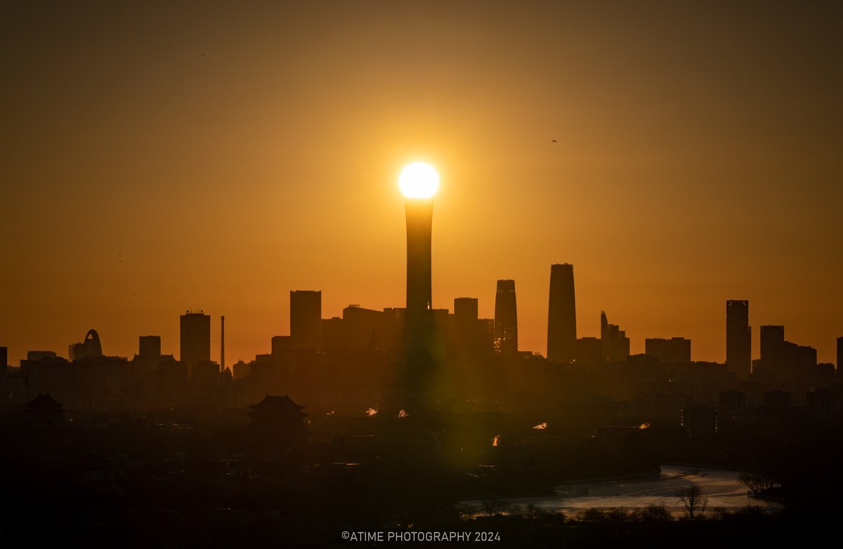 17780507Com's tweet photo. On a cold morning in Beijing, I stood on a tall building in Beijing, waiting for a spectacular sunrise.
The sun rose slowly, just passing over the top of the tallest building in Beijing.
The perfect interweaving of light and shadow
#photography #China #skyline #city https://t.co/0LAjyEclfG