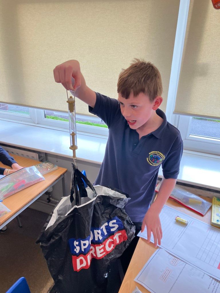 MonkwoodPrimary's tweet photo. 🧪 During Science last week, the children were investigating gravity. They further developed their knowledge and understanding of gravity by identifying the difference between mass and weight, and investigating how these are affected by gravity.

Well done Class 13! 😁 https://t.co/pXr5jbTjT3