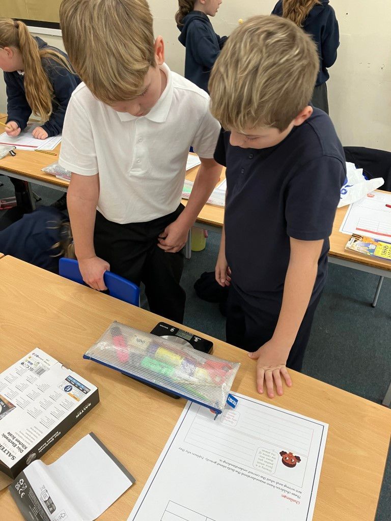 MonkwoodPrimary's tweet photo. 🧪 During Science last week, the children were investigating gravity. They further developed their knowledge and understanding of gravity by identifying the difference between mass and weight, and investigating how these are affected by gravity.

Well done Class 13! 😁 https://t.co/pXr5jbTjT3
