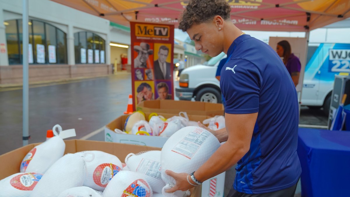 Tormenta_FC's tweet photo. Giving back this holiday season 🦃💙 Tormenta FC joined WJCL in Pooler to support their goal of 1,200 turkeys for families in need.
#Forthe912 | #TormentaFC | #TurkeyDrive https://t.co/4yDKNaXhZJ