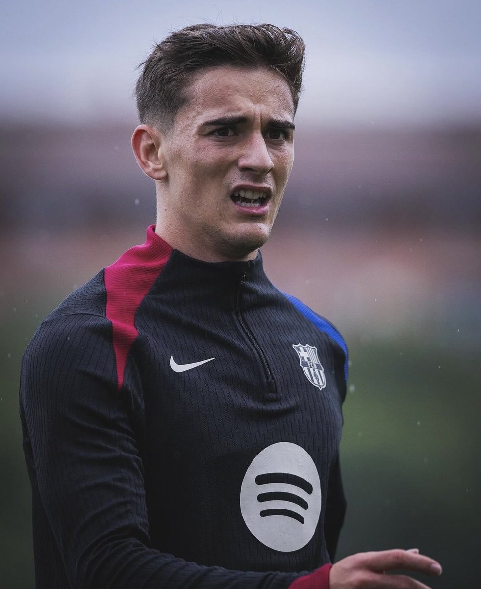 pablogaviportal's tweet photo. Convenhamos que esse uniforme preto do Barcelona está fenomenal 

Gavi também está 👀 https://t.co/Np6PFOs5TU