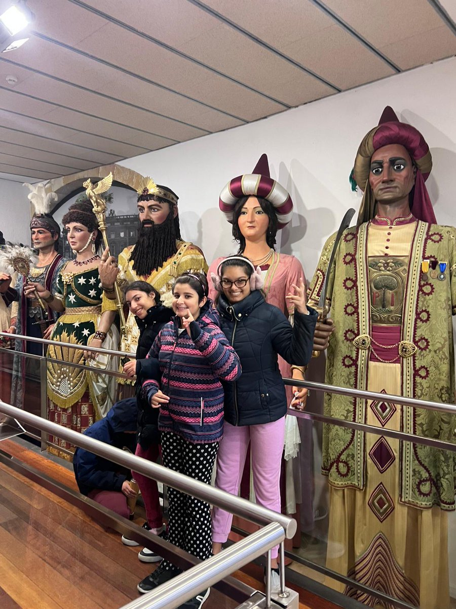 EENSMONTSERRAT's tweet photo. Ahir les #Constel.lacions vam anar a visitar la Casa dels Entremesos. La casa on estan guardats els #gegants de Barcelona. Ens van encantar! Són moooolt grans. #somfep @escolesFEP https://t.co/wSBXv059v6