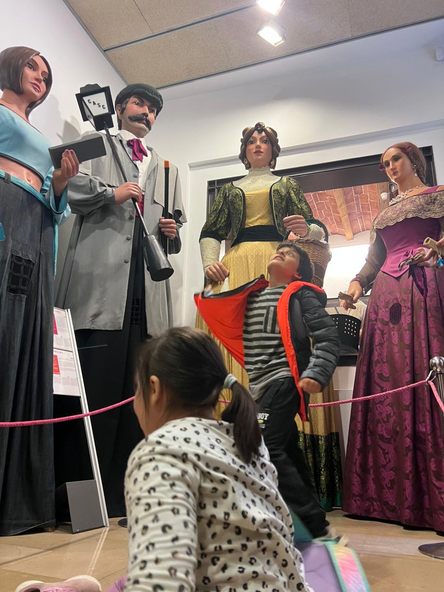 EENSMONTSERRAT's tweet photo. Ahir les #Constel.lacions vam anar a visitar la Casa dels Entremesos. La casa on estan guardats els #gegants de Barcelona. Ens van encantar! Són moooolt grans. #somfep @escolesFEP https://t.co/wSBXv059v6
