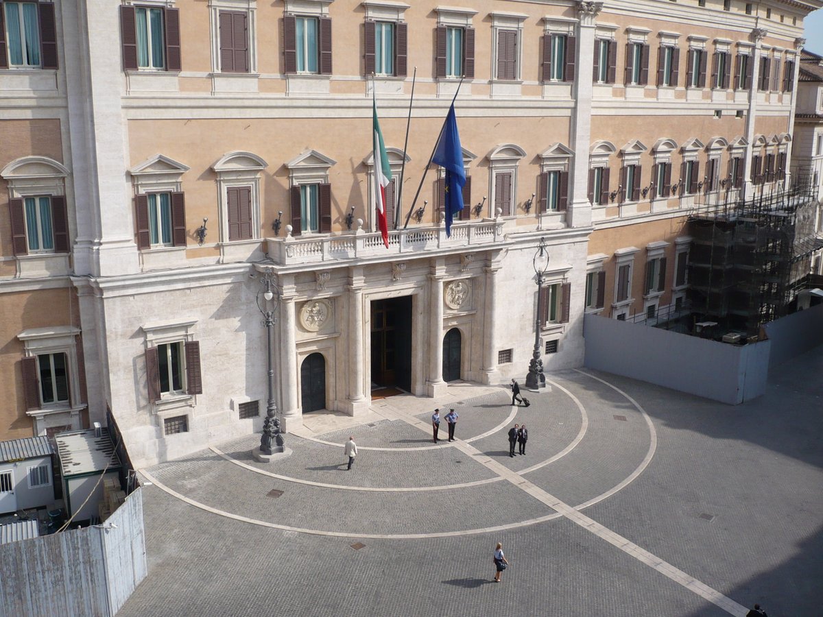 ciro_sinatra's tweet photo. L'impiego autonomo femminile è un pilastro per il settore della vendita diretta. Per questo @univendita  sostiene gli emendamenti alla legge di Bilancio che rafforzano diritti e tutele per queste lavoratrici. 

🔗 https://t.co/98cqtdeDgr https://t.co/tiBQLaYWgL