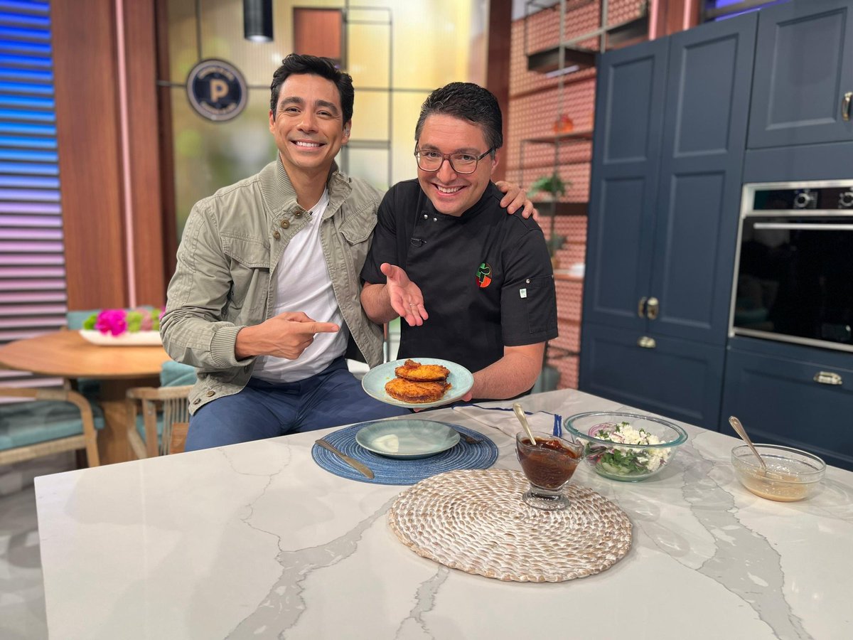 ¡Toda una delicia 😋! Hoy el chef <a href="/Merlingessen/">Merlin Gessen</a> nos enseñó a preparar unas deliciosas chuletas ahumadas empanizadas con salsa agridulce de piña 🍍 ¿Te atreverías a preparar este delicioso platillo? Entonces dale ❤️ y sigue disfrutando de #PortadasAlDía