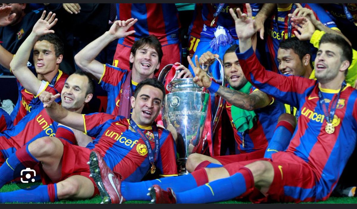 El Barcelona de Pep Guardiola de la temporada 2010/2011 es considerado por muchos como el mejor equipo de la historia. Ese año el Barca termina ganando 5 títulos y jugando un fútbol con un estilo único. Aquí os dejo con los mejores momentos de la temporada.

[HILO 🧵]