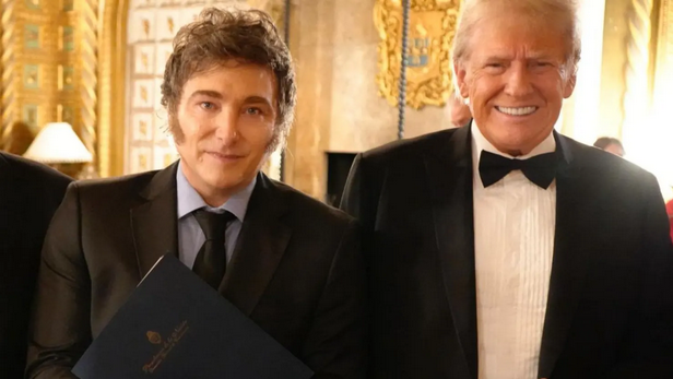 trishmahon's tweet photo. #Argentina’s #Milei is a VIP at Mar-a-Lago as #Trump, #Musk embrace his attacks on #governmentspending.
Self-described anarcho-#capitalist President #JavierMilei is the first #foreignleader to visit #Presidentelect #DonaldTrump.
https://t.co/7nWxvPOQDd https://t.co/g0A3VJdrDl