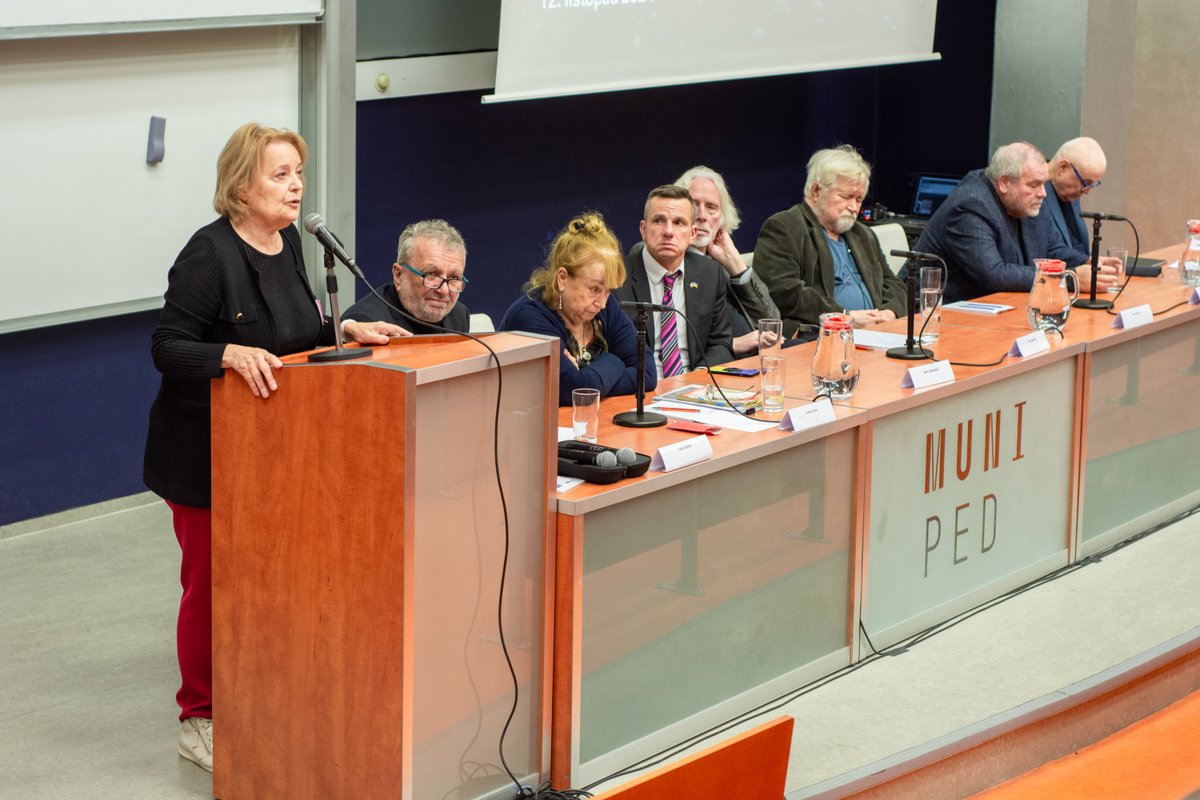 🎙️ Osm osobností, osm příběhů, osm úhlů pohledu. 

Tak by se v jedné větě dala shrnout konference Sametové ideje listopadu 1989 v zrcadle proměn české společnosti, kterou tento týden hostila <a href="/pedmuni/">Pedagogická fakulta MUNI</a>: muni.cz/go/8ada38