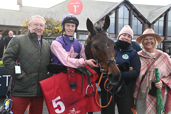 gelliott_racing's tweet photo. General Hubble follows up his win on Tuesday by taking the 3 mile handicap chase @punchestownrace under Carl Millar. 

Congratulations to Jim &amp; Noeline Power

📸Healy Racing https://t.co/ipm049lz1b