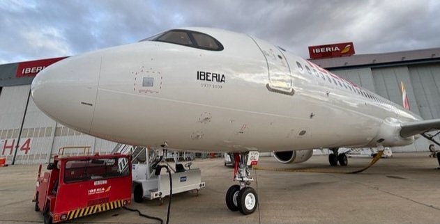 Altitudethrills's tweet photo. Iberia Airlines has made aviation history by launching the world's first commercial transatlantic service operated by the Airbus A321XLR, connecting Adolfo Suárez Madrid–Barajas Airport (MAD) with Boston Logan International Airport (BOS). https://t.co/uRNvTdJPcN
