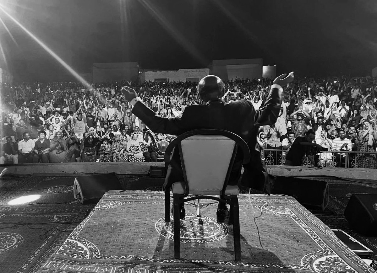 الواحد كان متهرب من تويتر بسبب ذكرى وفاة الباشكاتب و الشجن والذكريات، بعد معاناة مع فكرة تقبل وفاتو وان كان الموت حق وكلنا لله و إليه راجعون..
الدقيقة وانت مافي مرة ما بنقدر نطيقها ولكن أمر الله نافد 

الله يرحمك ويغفر ليك يا حبيبنا 🤍

#ذكرى_وفاة_الباشكاتب