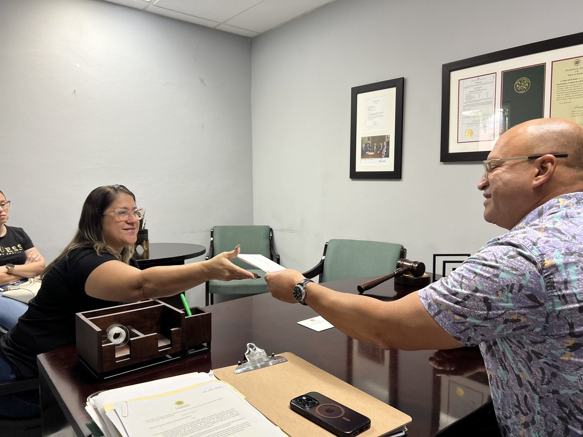 JessieCorts2's tweet photo. ¡Mi compromiso con el Distrito 18 es inquebrantable! 💪🏼

Continuamos trabajando como lo hemos hecho desde el día 1 en beneficio de cada uno de los constituyentes de nuestro Distrito, entregando vales a familias a través de la Autoridad de Tierras para mejoras a sus hogares. https://t.co/J6un7ZEOwX