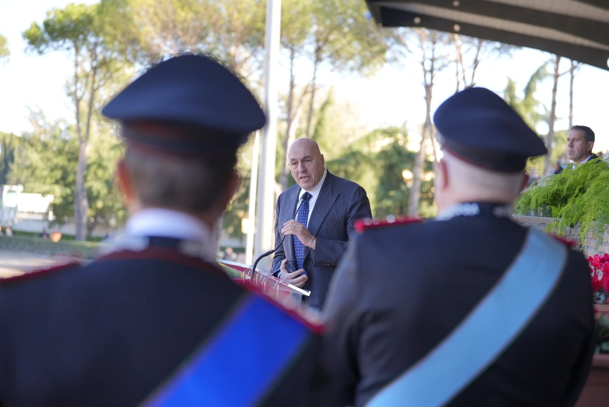 MinisteroDifesa's tweet image. "Si chiude un capitolo di storia dei @_Carabinieri_. Sotto la guida del Generale #Luzi, cui esprimo profonda gratitudine, abbiamo visto una #Benemerita all’avanguardia, radicata nelle tradizioni, con 'il Carabiniere' sempre al centro. Al Generale #Luongo il compito di  confermare