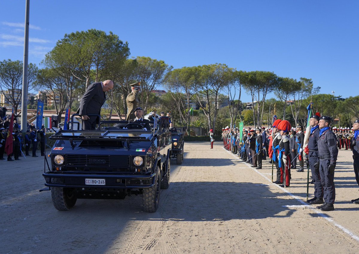 MinisteroDifesa's tweet image. "Si chiude un capitolo di storia dei @_Carabinieri_. Sotto la guida del Generale #Luzi, cui esprimo profonda gratitudine, abbiamo visto una #Benemerita all’avanguardia, radicata nelle tradizioni, con 'il Carabiniere' sempre al centro. Al Generale #Luongo il compito di  confermare