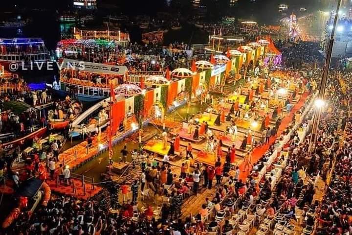 DhirendraSing97's tweet photo. #देव_दीपावली काशी
#गंगा के घाटों को रोशन करने वाले अनगिनत दिये जगमगा रहे हैं।।
 इस क्षण के साक्षी बनें जहां सांसारिक भक्ति दिव्य प्रकाश से मिलती है।
#महादेव 

#UttarPradesh #varanasighats #devdipawali https://t.co/A7eWaeueWW