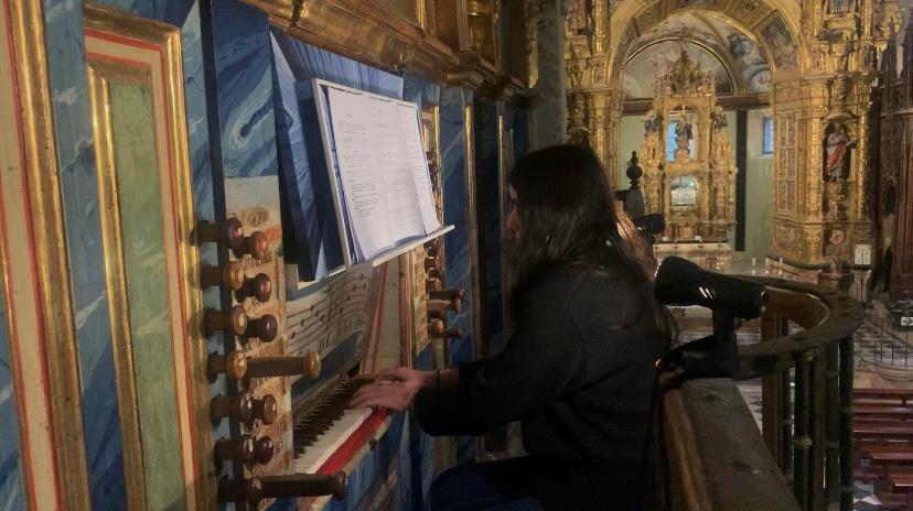 La brillante estudiante de la <a href="/urjc/">URJC</a>, María Soto (<a href="/sojusita/">💋</a>), tuvo la generosidad de acompañar el canto en uno de los mejores órganos barrocos de la provincia de #Burgos. Atentos, que ella coordina el #AuladeMúsicaMedieval...