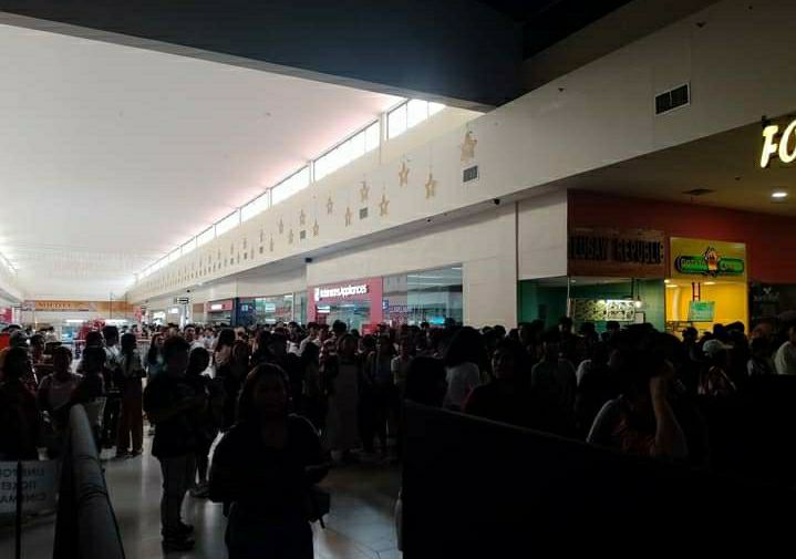 DivineRoseGina1's tweet photo. Kanina sa pila π
#HelloLoveAgainNOWSHOWING
#KathDen https://t.co/Ka4khHSnV0