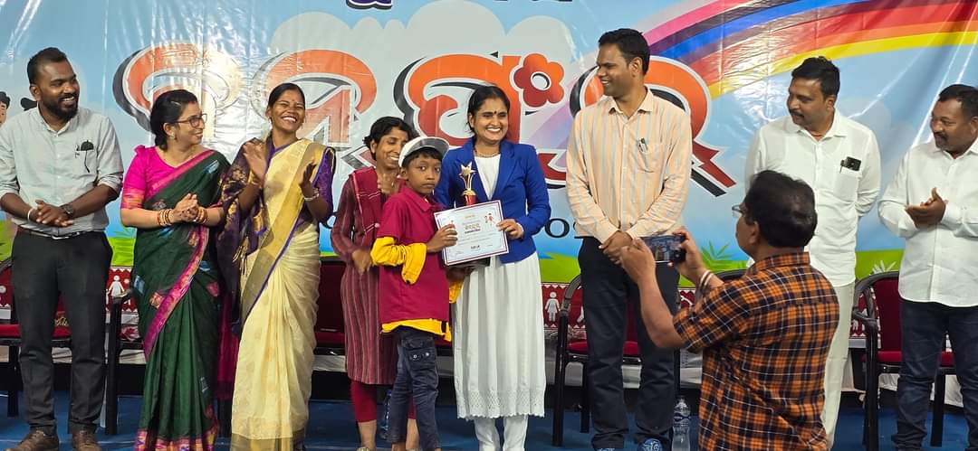 DrGayatriDevi3's tweet photo. Celebration of Children's Day "Banphul" by SOVA, Koraput....... Children are like buds in a garden and should be carefully and lovingly nurtured as they are the future of the nation and citizens of tomorrow. @dmkoraput @WCDOdisha @OSCPSOD https://t.co/pYFF2Sgnec