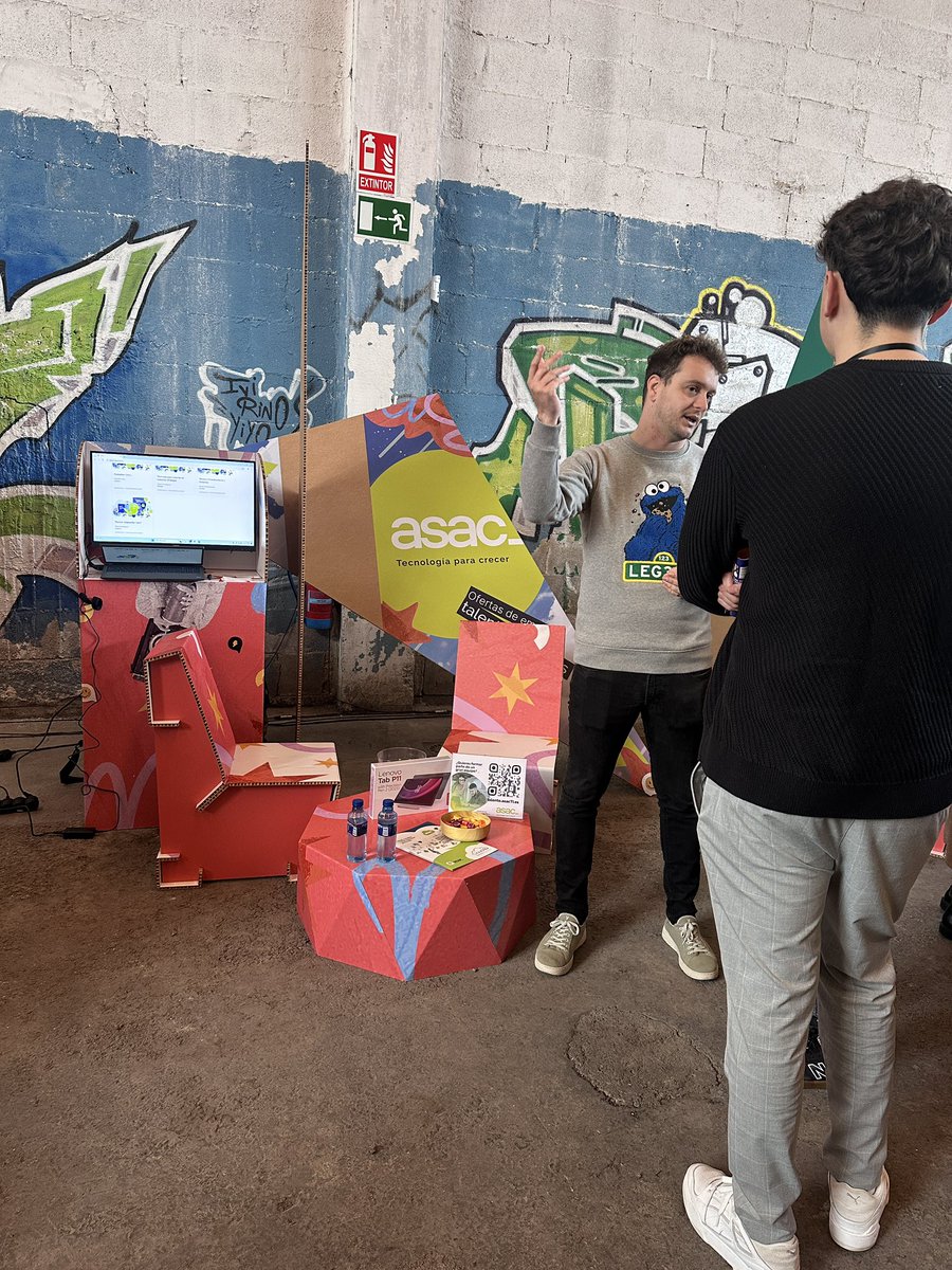 asac_ti's tweet photo. Estamos con la Feria Talento Joven de @camaraoviedo !
Hasta las 20.00 h. Nos encuentras con nuestro stand en el espacio Kuivi en Oviedo.
Estamos disfrutando muchísimo con la gente joven, conociendo sus inquietudes y presentándoles nuestro proyecto de futuro.
#talentoAsac #Ti https://t.co/JbJgGJnfg1