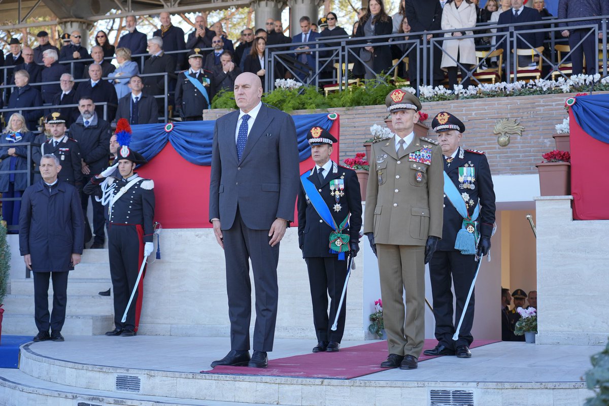 MinisteroDifesa's tweet image. "Si chiude un capitolo di storia dei @_Carabinieri_. Sotto la guida del Generale #Luzi, cui esprimo profonda gratitudine, abbiamo visto una #Benemerita all’avanguardia, radicata nelle tradizioni, con 'il Carabiniere' sempre al centro. Al Generale #Luongo il compito di  confermare