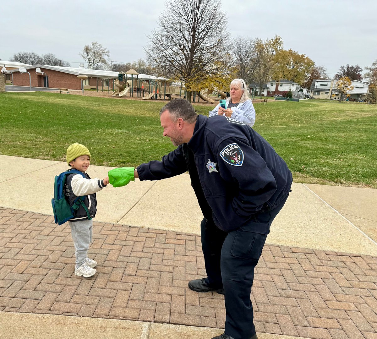 D59ELC's tweet photo. Our students had an awesome start to the day with Fist Bump Friday, thanks to the amazing officers from @MountProspectPD. 
It was a fun way to kick off the day! We are grateful for our continued partnership with MPPD and their positive impact on our school community. https://t.co/ifygg3HNwq