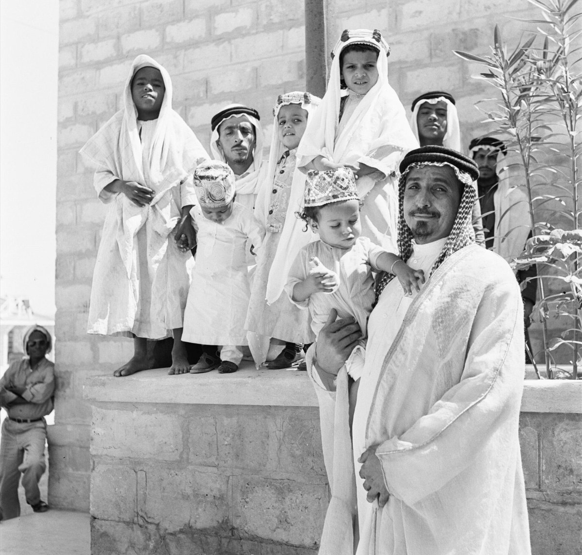 لقطة جميلة لنائب أمير المنطقة الشرقية
 الشيخ الراحل تركي بن عبد الله العطيشان -رحمه الله- مع أبنائه حفظهم الله

هذه اللقطة، التي تم التقاطها بين عامي 1946-1954 من قبل الايطالي إيلو باتيجيللي

 وهو مصور فوتوغرافي ايطالي عاش في رأس تنورة في المنطقة الشرقية من المملكة العربية