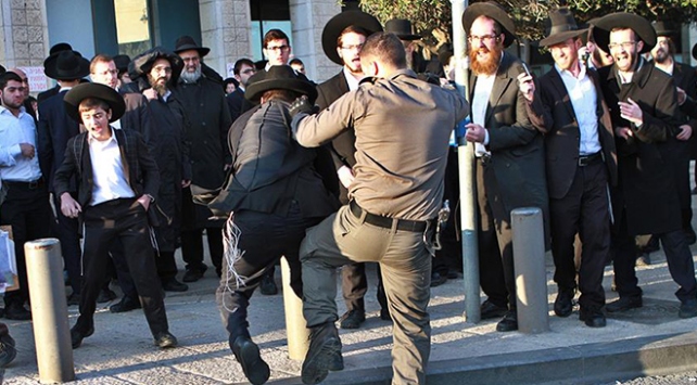 barandergisix's tweet image. İsrail, 7 bin Haredi Yahudisini askere çağırdı

🔴Terörist İsrail'in Savunma Bakanı Yisrael Katz, ordunun 7 bin Ultra-Ortodoks Yahudi'yi (Haredi) askere çağırma kararını onayladı.
#İsrail #Haredi