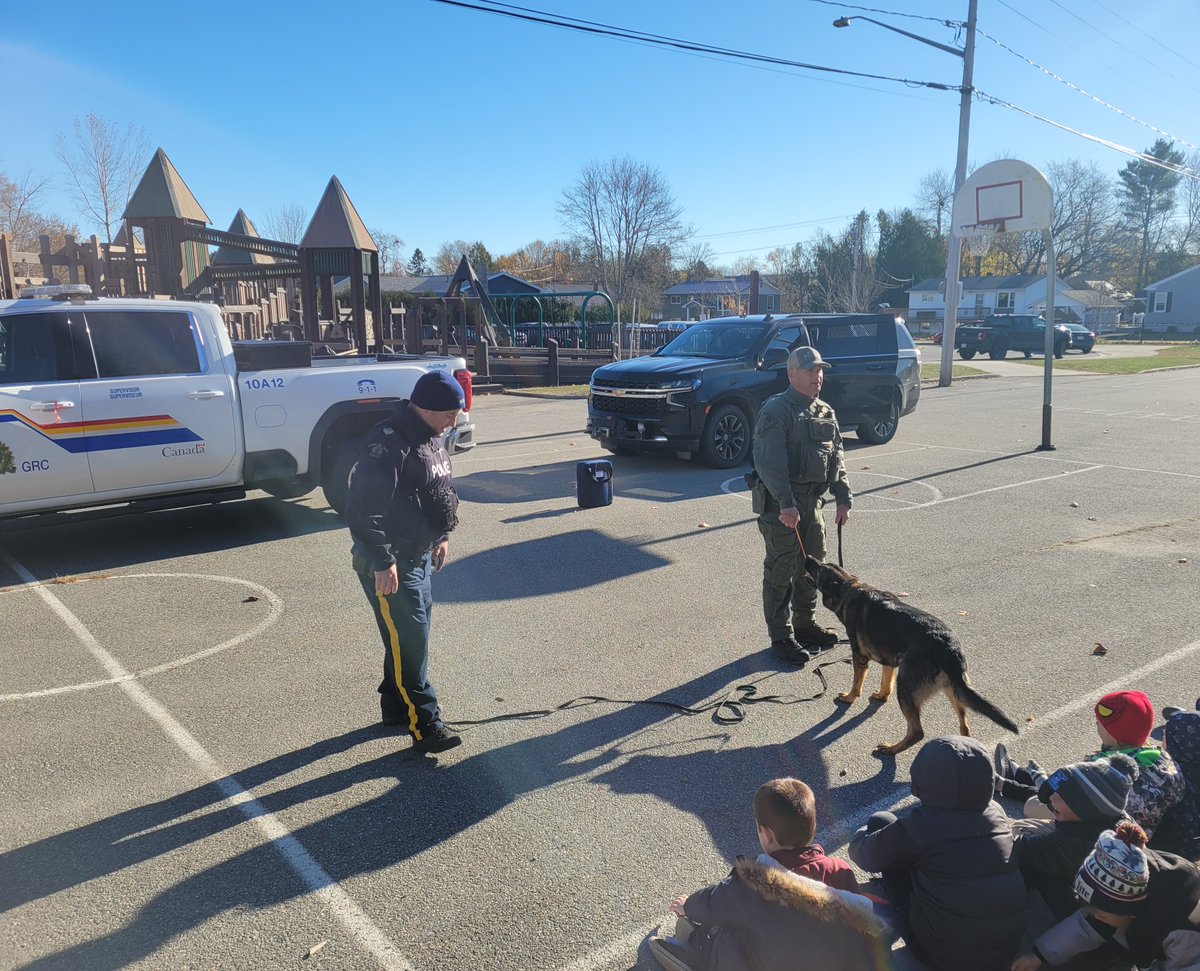 Recently, #RCMPNB and the Police Dog Services team, Sgt. Litalien and Klue, as well as Sgt. Henderson and Cpl. Hanson, visited Vincent Massey Elementary School in #SaintAndrews for career day. Thanks for having us!