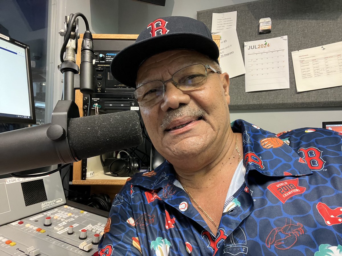 Hola hola cada amigo un abrazo con la invitación a que nos sintonice con Sonido Latino De Nueva York.
La buena música y la alegría hasta la 1:00 pm