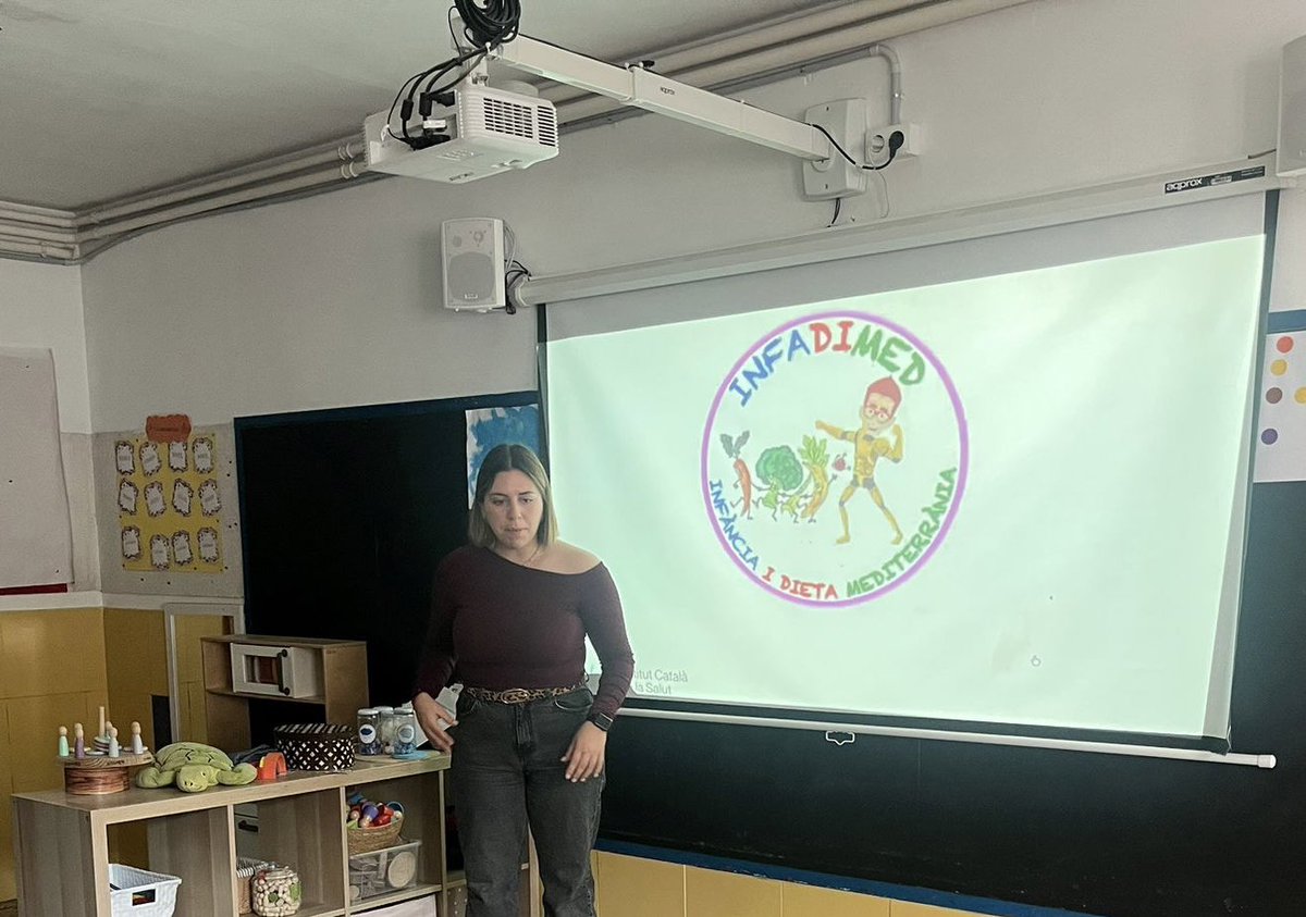 Estudiants de <a href="/Infermeria_UB/">Facultat d'Infermeria UB</a> impartint  <a href="/infadimed/">INFADIMED ®</a>. Amb alumnes com la <a href="/MarinaPelegrn/">marina pelegrin</a> tenim el relleu assegurat‼️ 

I coses boniques de la nostra professió… Fa 20 anys li vaig posar les seves primeres vacunes‼️

Orgull ser Infermera Familiar i Comunitària 💜

<a href="/primariaicscat/">Atenció Primària i a la Comunitat de l'ICS</a>