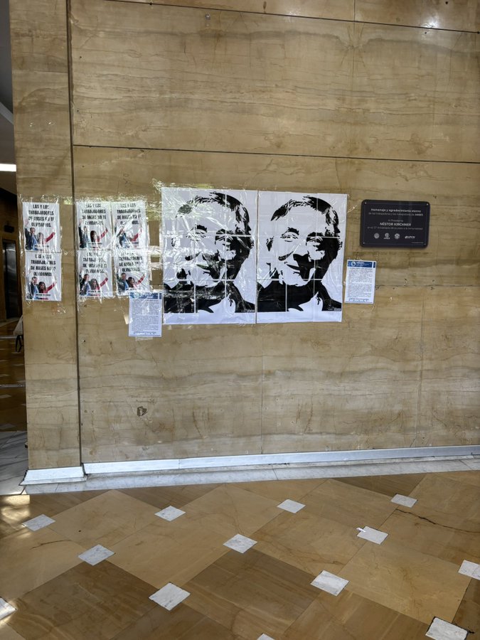 AgenciaElVigia's tweet photo. Trabajadores de Anses imprimieron la imagen de Néstor Kirchner y la colocaron en el lugar donde estaba su busto, retirado esta mañana por orden del Gobierno de Milei. https://t.co/uN8utntvng