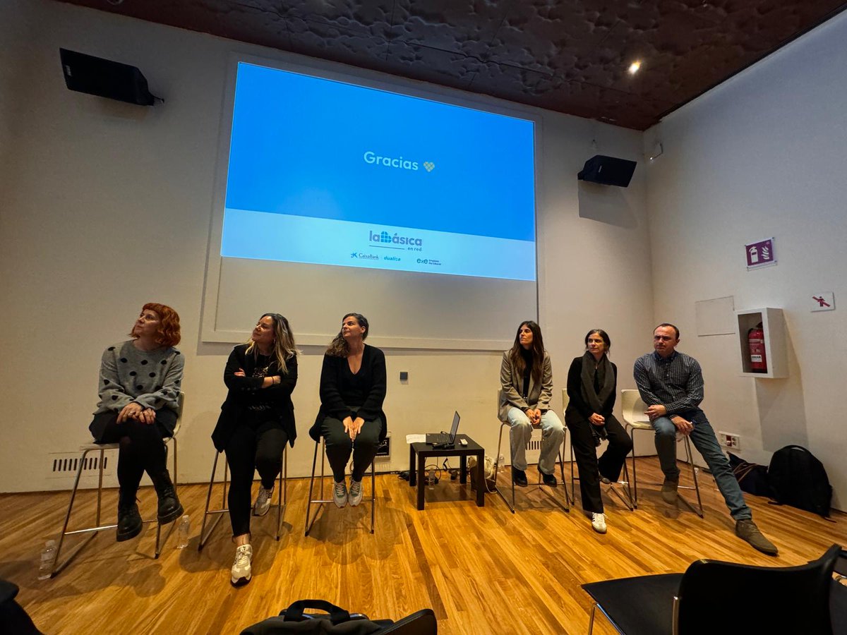 consorciedubcn's tweet photo. 🧑🏽‍🏫Docents de  l’@insVdH avui han presentat els projectes de síntesi que duen a terme al grau bàsic de Perruqueria i Estètica en el congrés #LaBásicaEnRed de @CABK_Dualiza i @EmpiezaxEducar que s'ha celebrat a Madrid.✨Un espai on s'han compartit bones pràctiques de tot l'Estat. https://t.co/Hpjq3yUGRk