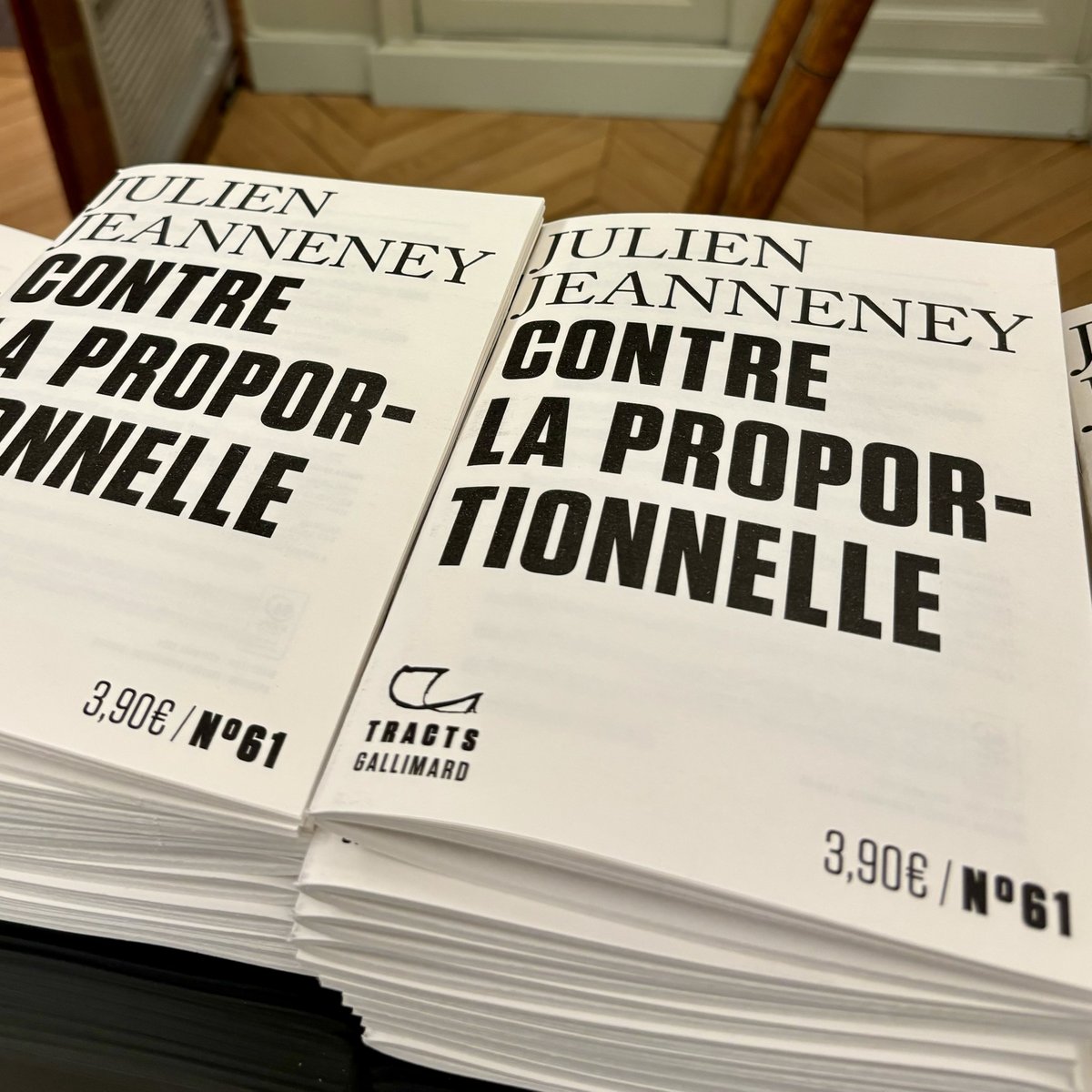 JulienJeanneney's tweet image. Ravi de la parution, le 21 novembre, de mon nouveau livre:

"Contre la proportionnelle"

@TractsGallimard @Gallimard 

➡️ Premières pages: r.cantook.com/eden/sample/aH… 
➡️ Pré-commande: tracts.gallimard.fr/collections/tr…
➡️ Présentation 👇