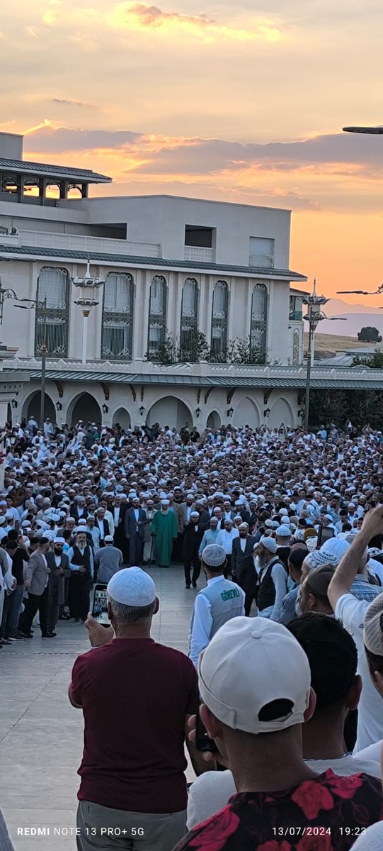 YukselAtay1's tweet image. Sultanım ne mutlu ki kapındayım
Hilmini,tevazunu,şecaatini,
duruşunu cümle âlem gördü.
Babanızın muştusu ümmete felah olacak