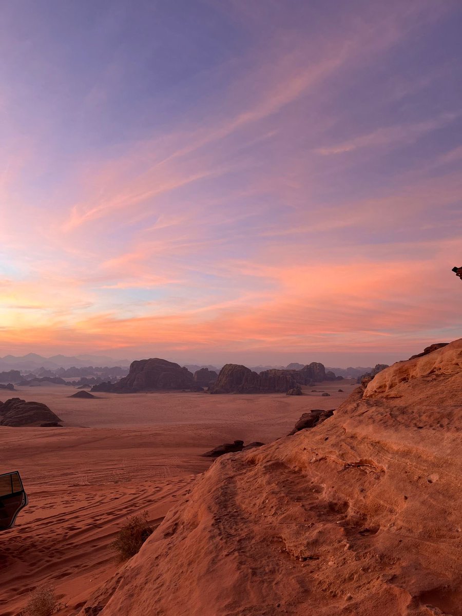 "يارب سيّر خُطاي لدرب تألفه أقدامي، اجعلني دائمًا بالمكان الذي يسعني، يشبهني، مكان لا يُقلّلُ من خفّتي ولا أضيق فيه"

Tabuk
Saudi Arabia