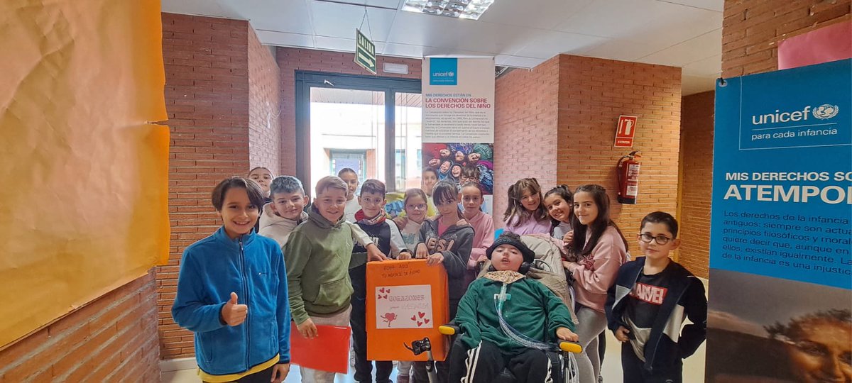 CEIP_PPicasso's tweet photo. Los alumnos de 5.⁰ B amplían sus conocimientos sobre los derechos de la infancia gracias a la exposición de UNICEF "Mis derechos" cedida a nuestro colegio. 👶🧒
@unicef_es
@UNICEFCyL
#derechosdelainfancia
#ceippablopicasso
#picassianos https://t.co/WUrgtqJ2SL