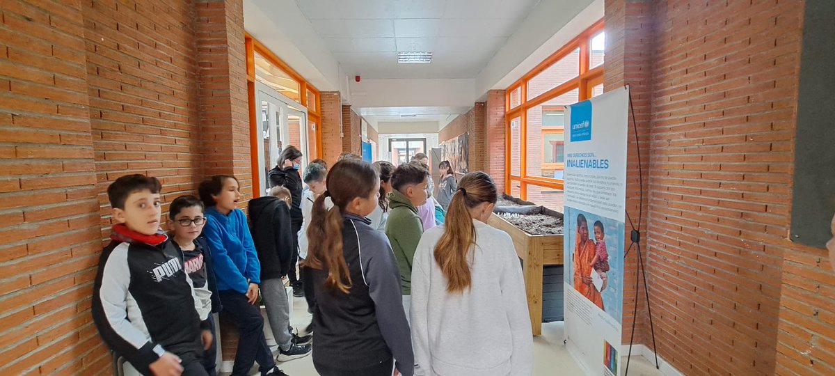 CEIP_PPicasso's tweet photo. Los alumnos de 5.⁰ B amplían sus conocimientos sobre los derechos de la infancia gracias a la exposición de UNICEF "Mis derechos" cedida a nuestro colegio. 👶🧒
@unicef_es
@UNICEFCyL
#derechosdelainfancia
#ceippablopicasso
#picassianos https://t.co/WUrgtqJ2SL