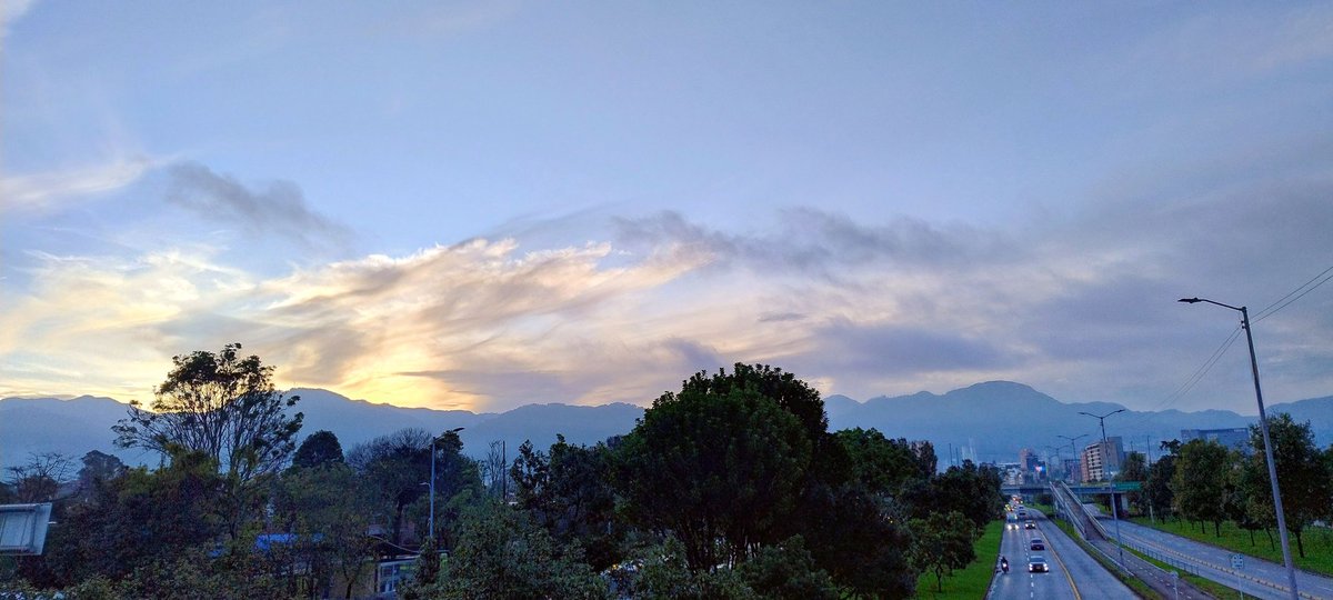 MelannyJCC's tweet photo. El sol sobre las montañas de Bogotá 🌄🙏 #SOL https://t.co/kzt1V83KA8