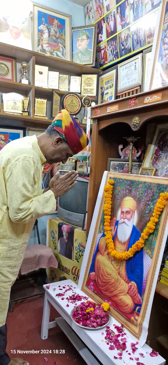 dslohamaror's tweet photo. Paid Respect and sought blessings of Guru Nanak Dev ji Maharaj https://t.co/bRNyjYdTwg