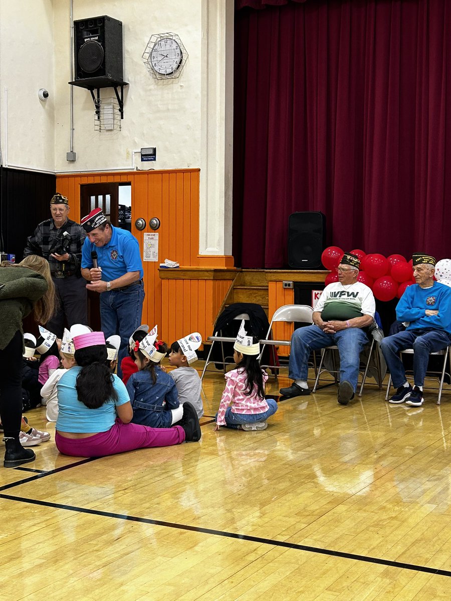 School4Penguins's tweet photo. Very proud to have our Veterans visit and talk tonight students! Thank you to our Kindergarten Teachers for putting this together! https://t.co/KLto32nGST