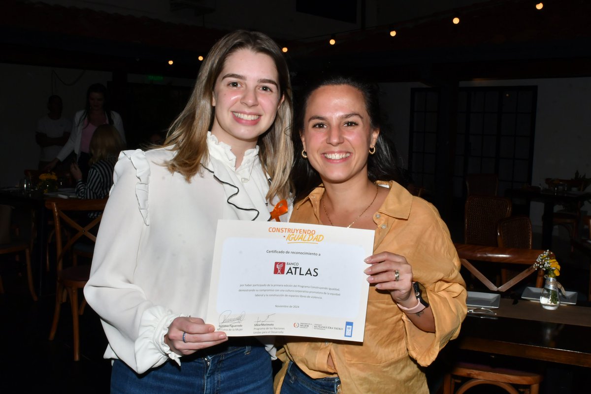 PNUDPARAGUAY's tweet photo. 🏆 Las empresas recibieron sus certificados tras desarrollar sus Políticas de Igualdad y Planes de Acción, que implementarán en 2024. En total, estas políticas beneficiarán a más de 5.000 colaboradores y colaboradoras de todo el país. https://t.co/yItuBULqqK