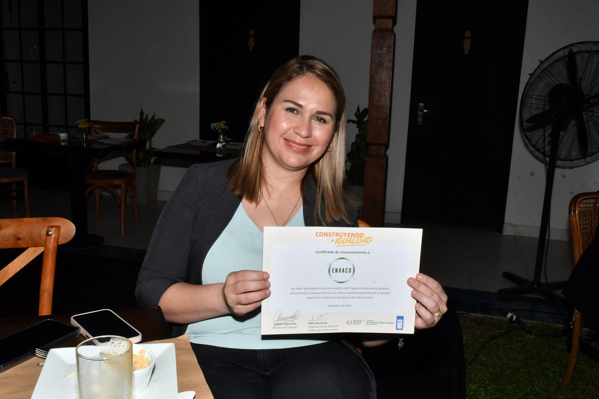 PNUDPARAGUAY's tweet photo. 🏆 Las empresas recibieron sus certificados tras desarrollar sus Políticas de Igualdad y Planes de Acción, que implementarán en 2024. En total, estas políticas beneficiarán a más de 5.000 colaboradores y colaboradoras de todo el país. https://t.co/yItuBULqqK
