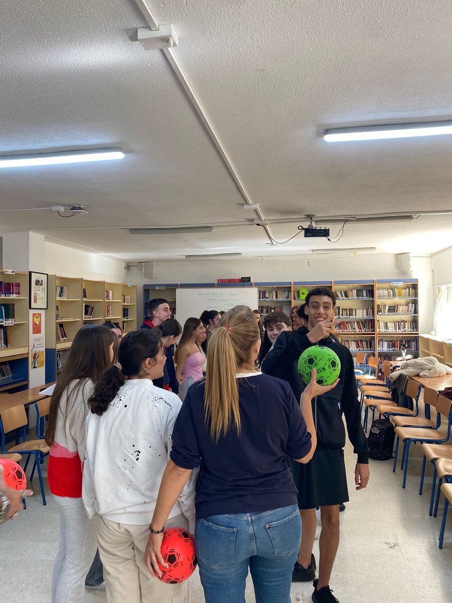 iesAlBaytar's tweet photo. Esta mañana hemos tenido talleres de la FGUMA sobre aprender a sentir: mindfulmess para regular las emociones 🧘🏻‍♀️

#iesalbaytar #benalmadena #benalmadenacosta #arroyodelamiel #mindfulness #fguma @fundaciongeneraluma https://t.co/H1saFCkzdO